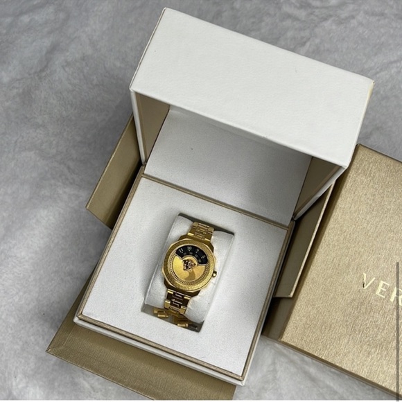 Versace - Picture 8 of 16